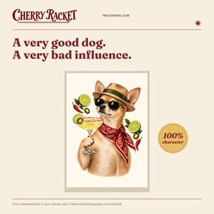Op de afbeelding: Een rechthoekige kunstdruk met een beige hond die een strooien hoed, zwarte zonnebril en een rode paisley bandana draagt. De hond houdt een margaritaglas vast, omringd door zwevende limoenschijfjes en chilipepers. Tekst: Cherry Racket, The Cocktail Club, A very good dog. A very bad influence., 100% character.