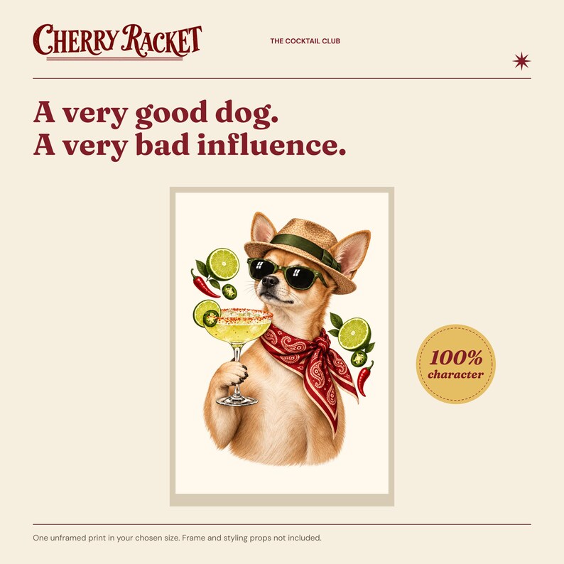 Op de afbeelding: Een rechthoekige kunstdruk met een beige hond die een strooien hoed, zwarte zonnebril en een rode paisley bandana draagt. De hond houdt een margaritaglas vast, omringd door zwevende limoenschijfjes en chilipepers. Tekst: Cherry Racket, The Cocktail Club, A very good dog. A very bad influence., 100% character.