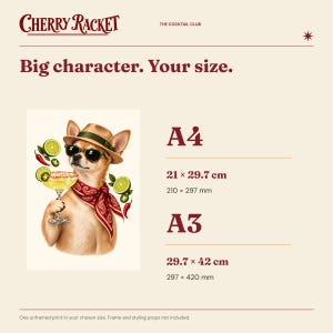 Op de afbeelding: Een poster met een chihuahua die een strooien hoed, zonnebril en rode bandana draagt en een margarita vasthoudt. Tekst: CHERRY RACKET, THE COCKTAIL CLUB, Big character. Your size. A4 21 x 29,7 cm, A3 29,7 x 42 cm. E&eacute;n oningelijste print.
