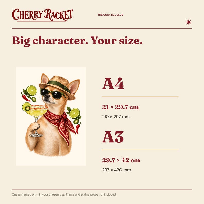 Op de afbeelding: Een poster met een chihuahua die een strooien hoed, zonnebril en rode bandana draagt en een margarita vasthoudt. Tekst: CHERRY RACKET, THE COCKTAIL CLUB, Big character. Your size. A4 21 x 29,7 cm, A3 29,7 x 42 cm. E&eacute;n oningelijste print.