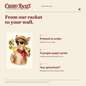 Op de afbeelding: Een grafische print met een chihuahua die een strooien hoed, zonnebril en een rode paisley bandana draagt, terwijl deze een margaritaglas vasthoudt met limoen- en chiligarnering. Tekst bevat Cherry Racket en The Cocktail Club.