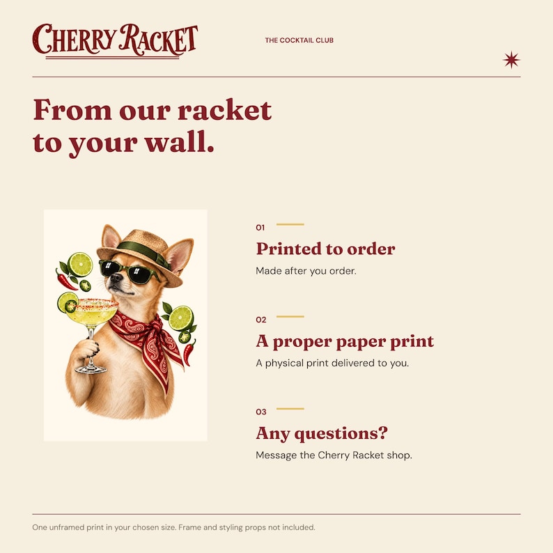 Op de afbeelding: Een grafische print met een chihuahua die een strooien hoed, zonnebril en een rode paisley bandana draagt, terwijl deze een margaritaglas vasthoudt met limoen- en chiligarnering. Tekst bevat Cherry Racket en The Cocktail Club.