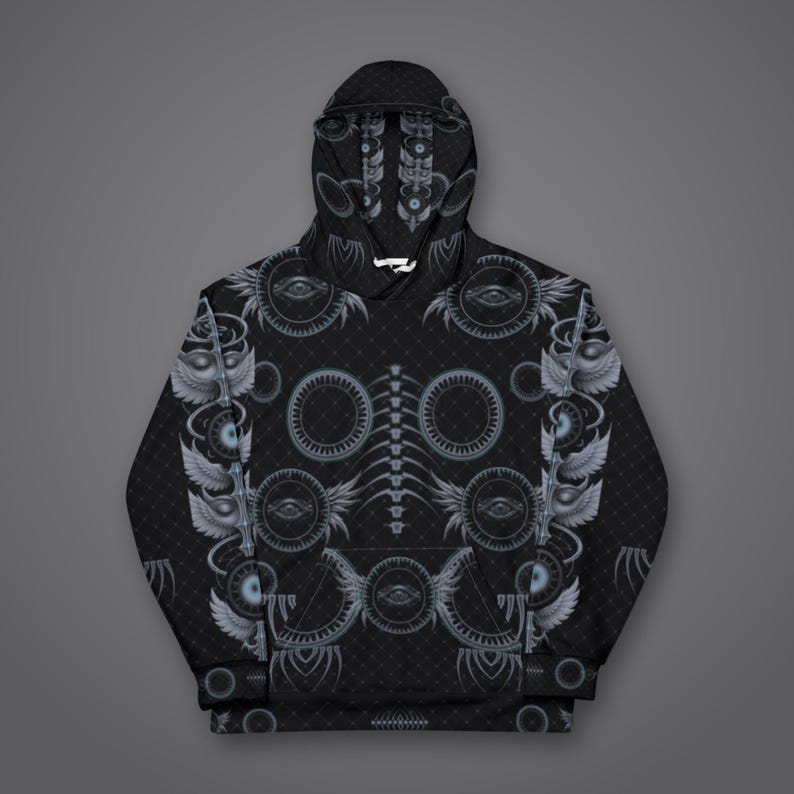 Puede incluir: Una sudadera negra con capucha y manga larga que presenta un estampado integral de motivos oculares circulares grises, s&iacute;mbolos alados y un dise&ntilde;o central de columna vertebral vertical. La sudadera incluye un bolsillo canguro y cordones blancos.