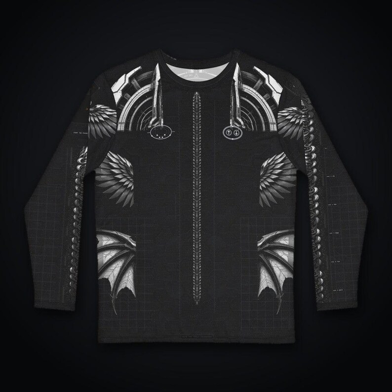 Pu&ograve; includere: Una maglia nera a maniche lunghe con una stampa grafica bianca di elementi meccanici e alati. Il design presenta motivi alari simmetrici, schemi geometrici circolari e un dettaglio centrale verticale simile a una colonna.
