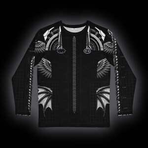 Puede incluir: Una camiseta negra de manga larga con un estampado gráfico blanco de alas mecánicas, arcos arquitectónicos y un diseño central vertical similar a una columna vertebral. El patrón incluye líneas de cuadrícula y alas simétricas.
