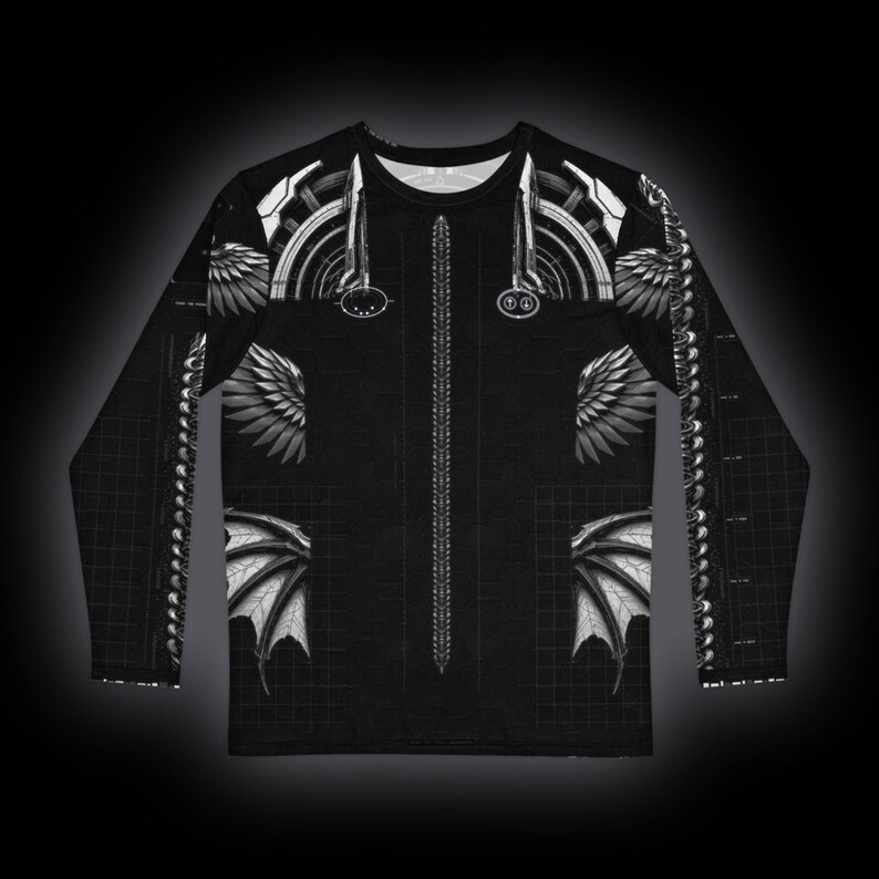 Pu&ograve; includere: Una maglia nera a maniche lunghe con una stampa grafica bianca di ali meccaniche, archi architettonici e un design centrale verticale simile a una colonna vertebrale. Il motivo include linee a griglia e ali simmetriche.