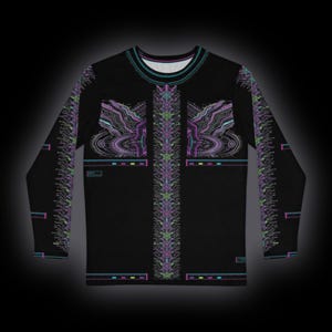 Op de afbeelding: Een zwart shirt met lange mouwen voorzien van een centrale verticale kolom met ingewikkelde, symmetrische geometrische patronen in neonpaars, groen en blauw. Het ontwerp bevat circuitachtige lijnen en dunne horizontale balken.