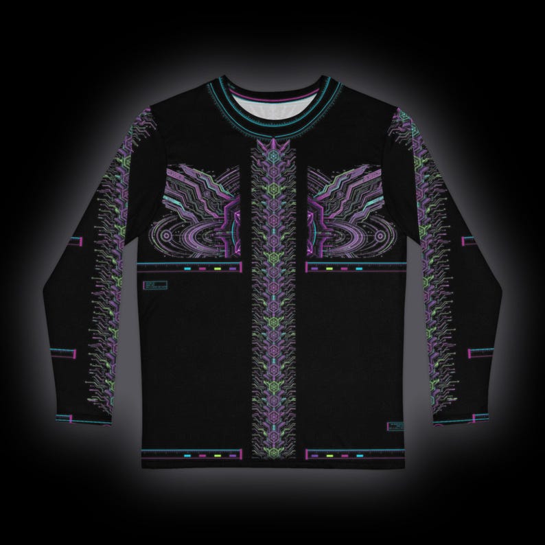 Op de afbeelding: Een zwart shirt met lange mouwen voorzien van een centrale verticale kolom met ingewikkelde, symmetrische geometrische patronen in neonpaars, groen en blauw. Het ontwerp bevat circuitachtige lijnen en dunne horizontale balken.