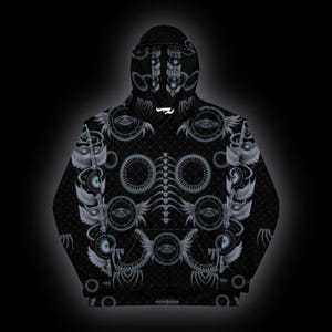 Puede incluir: Una sudadera con capucha negra con un estampado integral de motivos oculares circulares grises, s&iacute;mbolos alados y patrones de columna vertebral. El dise&ntilde;o incluye detalles geom&eacute;tricos complejos y una textura de puntos.