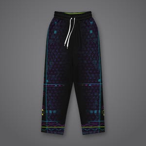 K&ouml;nnte beinhalten: Schwarze Jogginghose mit dunkelviolettem geometrischem Gittermuster, neonblauen und gelben linearen Akzenten, einem hohen elastischen Bund mit wei&szlig;en Kordelz&uuml;gen und einem neongelben Innenfutter am Bund.