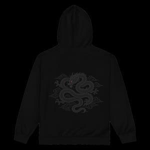 Puede incluir: Una sudadera con capucha negra que presenta un gr&aacute;fico de drag&oacute;n bordado en gris oscuro en la parte posterior. El drag&oacute;n aparece en posici&oacute;n enroscada rodeado de nubes estilizadas, con peque&ntilde;os detalles rojos en los ojos.