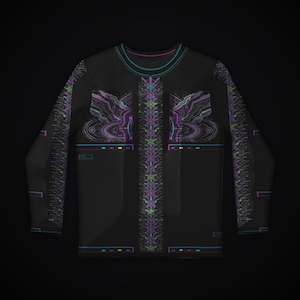 Op de afbeelding: Een zwart shirt met lange mouwen voorzien van een centrale verticale kolom met complexe, circuit-achtige patronen in paars en groen. Het ontwerp bevat symmetrische geometrische afbeeldingen op de borst en mouwen, geaccentueerd met dunne lijnen.