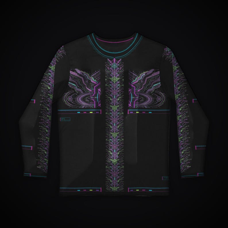 Op de afbeelding: Een zwart shirt met lange mouwen voorzien van een centrale verticale kolom met complexe, circuit-achtige patronen in paars en groen. Het ontwerp bevat symmetrische geometrische afbeeldingen op de borst en mouwen, geaccentueerd met dunne lijnen.