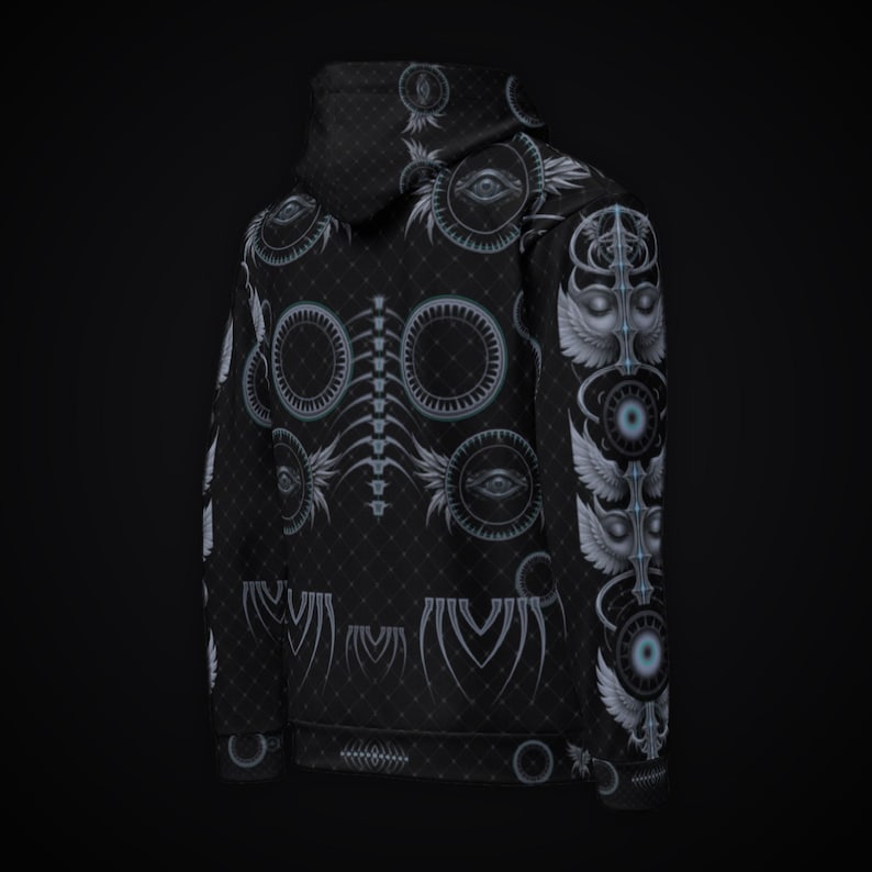 Puede incluir: Una sudadera con capucha negra que presenta un patr&oacute;n integral de dise&ntilde;os gr&aacute;ficos en blanco y azul claro. El estampado incluye motivos de ojos circulares, s&iacute;mbolos alados y una estructura de columna vertebral sobre un fondo de rejilla.