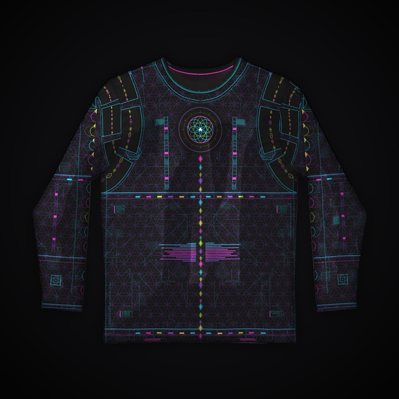 Op de afbeelding: Een zwart shirt met lange mouwen voorzien van een complex, rasterachtig geometrisch patroon in neonblauw, roze en geel. Het ontwerp bevat een centrale cirkelvormige afbeelding in mandala-stijl op de borst en verticale lijnen.