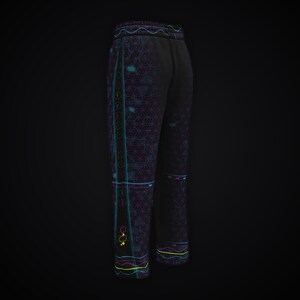 K&ouml;nnte beinhalten: Schwarze Jogginghose mit einem sich wiederholenden geometrischen Dreiecksmuster in Lila auf dem gesamten Stoff. Das Design enth&auml;lt d&uuml;nne neonfarbene Linien in Cyan und Gelb sowie ein kleines gelbes Symbol am unteren linken Bein.