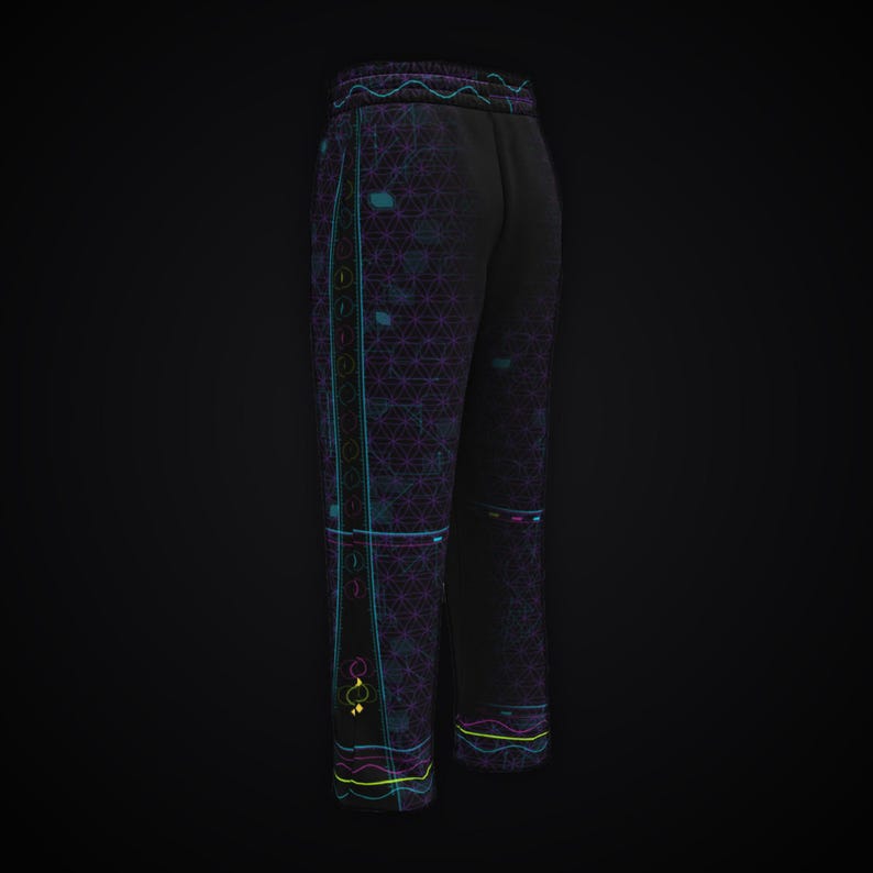 K&ouml;nnte beinhalten: Schwarze Jogginghose mit einem sich wiederholenden geometrischen Dreiecksmuster in Lila auf dem gesamten Stoff. Das Design enth&auml;lt d&uuml;nne neonfarbene Linien in Cyan und Gelb sowie ein kleines gelbes Symbol am unteren linken Bein.