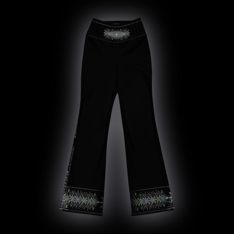 Pu&ograve; includere: Pantaloni neri a vita alta con gamba larga. La fascia in vita e l'orlo inferiore di ogni gamba sono decorati con un dettagliato motivo grafico simmetrico in bianco e verde chiaro, che ricorda un disegno botanico stilizzato.