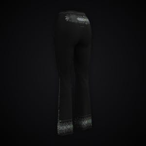 Pu&ograve; includere: Pantaloni neri a vita alta con taglio a zampa, caratterizzati da un dettagliato motivo grafico intricato color argento e bianco lungo gli orli inferiori e un design decorativo abbinato centrato sulla fascia posteriore in vita.