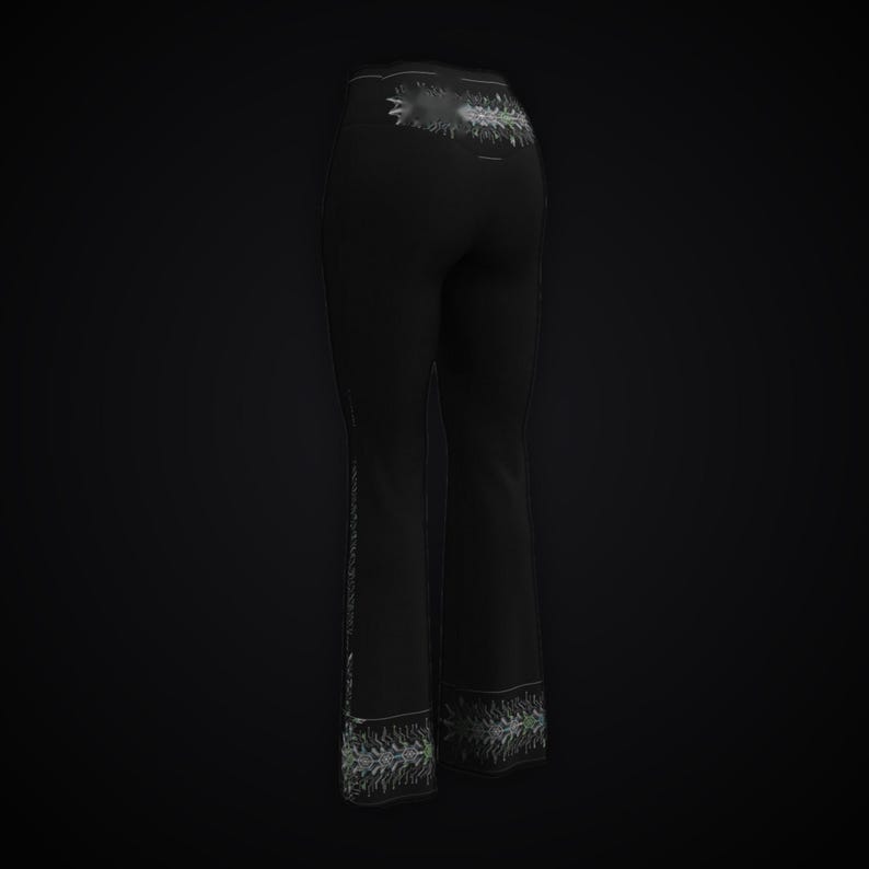 Pu&ograve; includere: Pantaloni neri a vita alta con taglio a zampa, caratterizzati da un dettagliato motivo grafico intricato color argento e bianco lungo gli orli inferiori e un design decorativo abbinato centrato sulla fascia posteriore in vita.