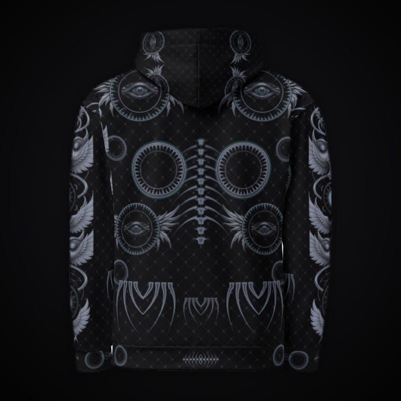 Puede incluir: Una sudadera con capucha negra que presenta un patr&oacute;n repetitivo de motivos oculares circulares de color gris claro, s&iacute;mbolos alados y un gr&aacute;fico central de columna vertebral. La tela tiene una textura de rejilla de diamantes.