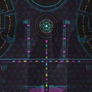 Op de afbeelding: Een zwart t-shirt met een levendige neon grafische print. Het ontwerp bevat een centraal geometrisch bloempatroon, verticale ladderachtige lijnen en horizontale balken in tinten cyaan, magenta en geel op een donkere achtergrond.