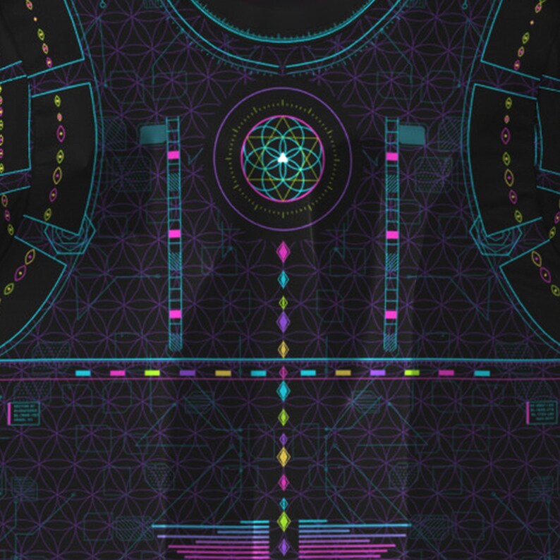Op de afbeelding: Een zwart t-shirt met een levendige neon grafische print. Het ontwerp bevat een centraal geometrisch bloempatroon, verticale ladderachtige lijnen en horizontale balken in tinten cyaan, magenta en geel op een donkere achtergrond.