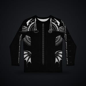 Pu&ograve; includere: Una maglia a maniche lunghe nera con una stampa grafica bianca di elementi meccanici e alati simmetrici. Il design include un dettaglio centrale verticale simile a una colonna vertebrale e ali stilizzate.