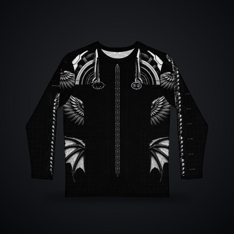 Pu&ograve; includere: Una maglia a maniche lunghe nera con una stampa grafica bianca di elementi meccanici e alati simmetrici. Il design include un dettaglio centrale verticale simile a una colonna vertebrale e ali stilizzate.