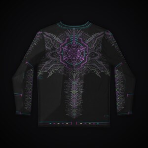 Op de afbeelding: Een zwart shirt met lange mouwen en een complex, symmetrisch grafisch ontwerp in paarse, blauwgroene en witte tinten. De print bevat geometrische vormen, ingewikkelde lijnen en een centraal stervormig patroon op de rug.