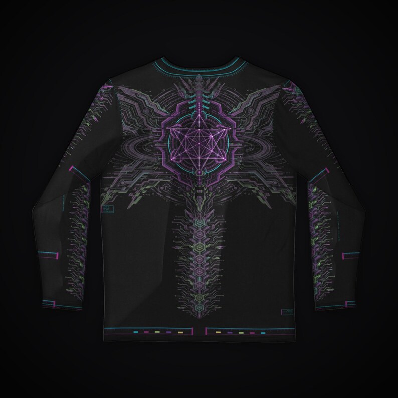 Op de afbeelding: Een zwart shirt met lange mouwen en een complex, symmetrisch grafisch ontwerp in paarse, blauwgroene en witte tinten. De print bevat geometrische vormen, ingewikkelde lijnen en een centraal stervormig patroon op de rug.