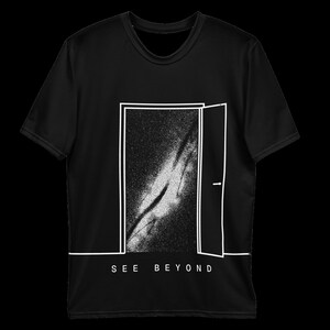 K&ouml;nnte beinhalten: Ein schwarzes Kurzarm-T-Shirt mit einer wei&szlig;en Linienzeichnung einer offenen T&uuml;r, die eine sternenklare Galaxie zeigt. Unter der T&uuml;r ist der Text SEE BEYOND in wei&szlig;en Gro&szlig;buchstaben auf der Vorderseite mittig aufgedruckt.
