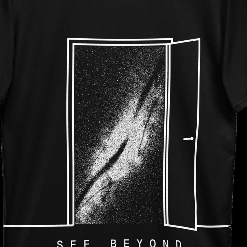 K&ouml;nnte beinhalten: Ein schwarzes T-Shirt mit einer wei&szlig;en Strichgrafik einer offenen T&uuml;r, die eine sternenklare Galaxie zeigt. Unter der T&uuml;r ist der Text SEE BEYOND in wei&szlig;en Gro&szlig;buchstaben gedruckt. Das Design verwendet einen starken Kontrast.