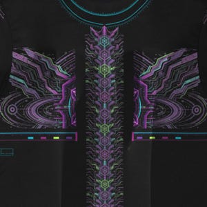 Op de afbeelding: Een zwart t-shirt met een levendige, symmetrische grafische print in tinten paars, talingroen en limoengroen. Het ontwerp bevat ingewikkelde circuitachtige patronen, geometrische zeshoekige vormen en horizontale databalken op de borst.