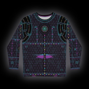 Op de afbeelding: Een shirt met lange mouwen met een donkere achtergrond en een complex, herhalend geometrisch rasterpatroon in neonblauw, roze en paars. De borst toont een cirkelvormig mandala-achtig ontwerp met verticale lijnen en horizontale balken.