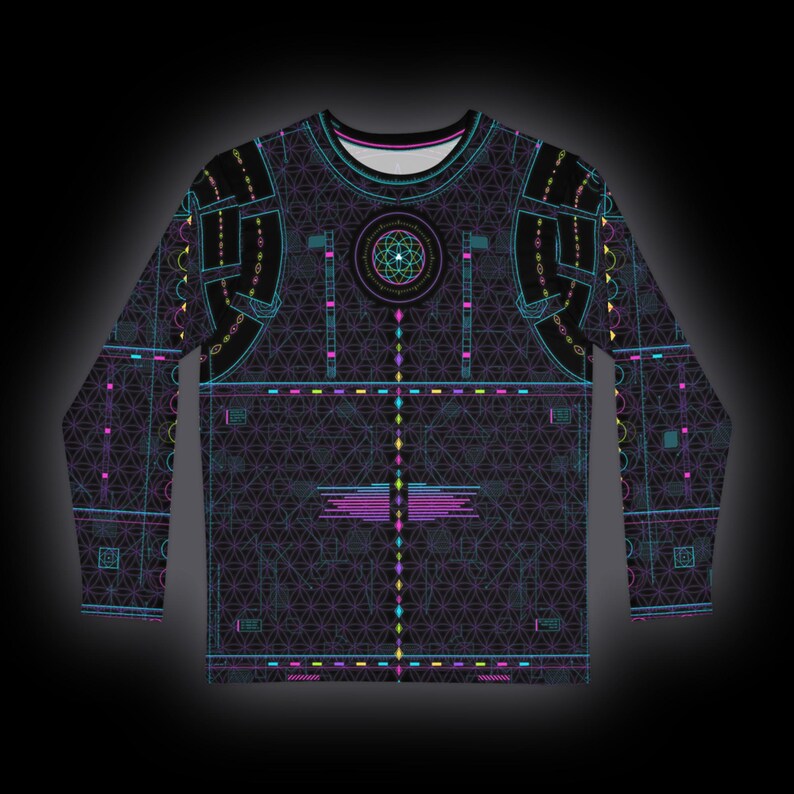Op de afbeelding: Een shirt met lange mouwen met een donkere achtergrond en een complex, herhalend geometrisch rasterpatroon in neonblauw, roze en paars. De borst toont een cirkelvormig mandala-achtig ontwerp met verticale lijnen en horizontale balken.