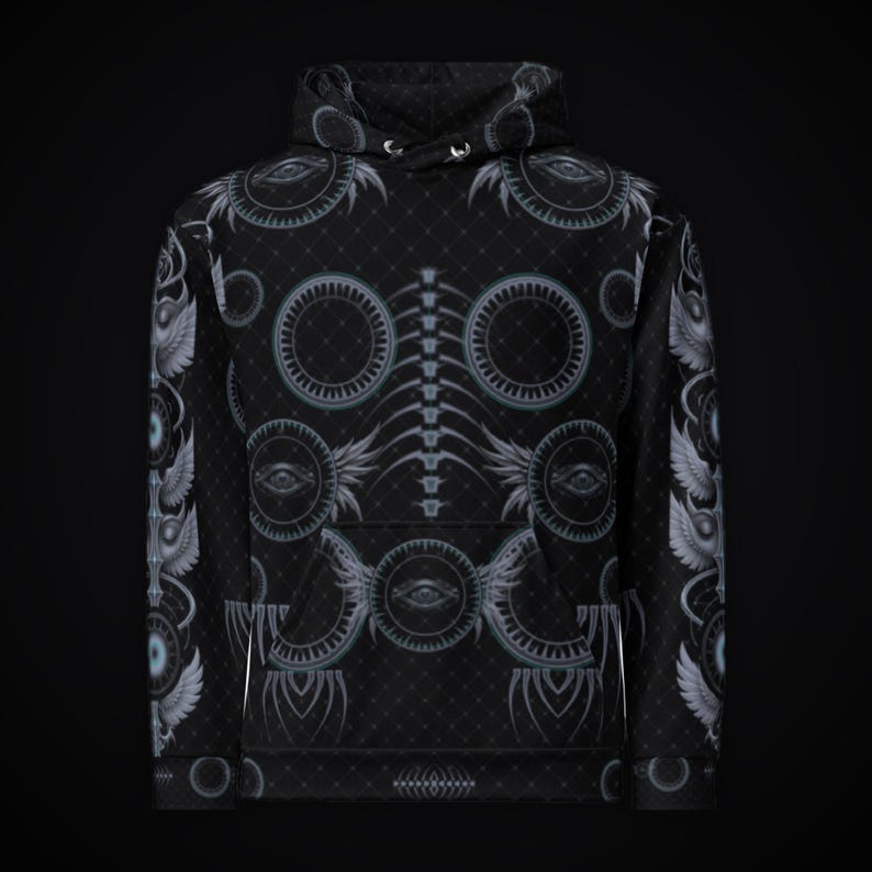 Puede incluir: Una sudadera negra con capucha y manga larga que presenta un patr&oacute;n repetitivo de motivos circulares grises, alas estilizadas y un gr&aacute;fico central vertical que recuerda a una columna vertebral sobre una textura de rombos.