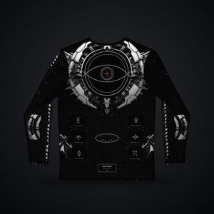Pu&ograve; includere: Una maglia nera a maniche lunghe con una grande grafica di un occhio meccanico bianco sulla parte superiore della schiena. Il design include simboli geometrici, motivi a griglia e il testo RAVE WEAR in un piccolo riquadro bianco.