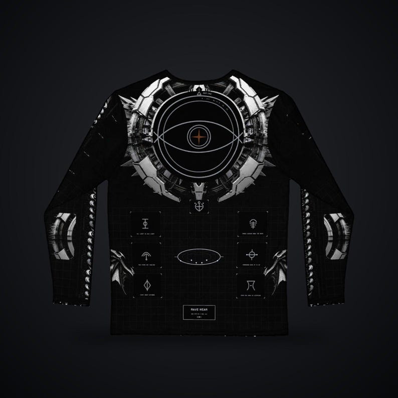 Pu&ograve; includere: Una maglia nera a maniche lunghe con una grande grafica di un occhio meccanico bianco sulla parte superiore della schiena. Il design include simboli geometrici, motivi a griglia e il testo RAVE WEAR in un piccolo riquadro bianco.