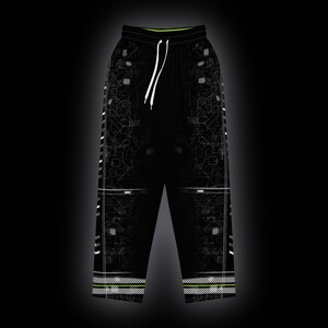 Puede incluir: Pantalones de chándal negros con un patrón geométrico de circuito impreso en blanco, cintura interior verde neón y cordones blancos. Las piernas tienen rayas laterales blancas y detalles de líneas horizontales en los puños.