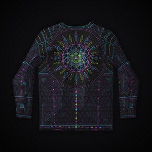 Op de afbeelding: Een zwart shirt met lange mouwen en een groot, centraal cirkelvormig mandala-ontwerp in neonroze, blauw en groen. De stof is bedekt met een fijn, donker rasterpatroon met extra geometrische lijnen en kleine, kleurrijke accenten.
