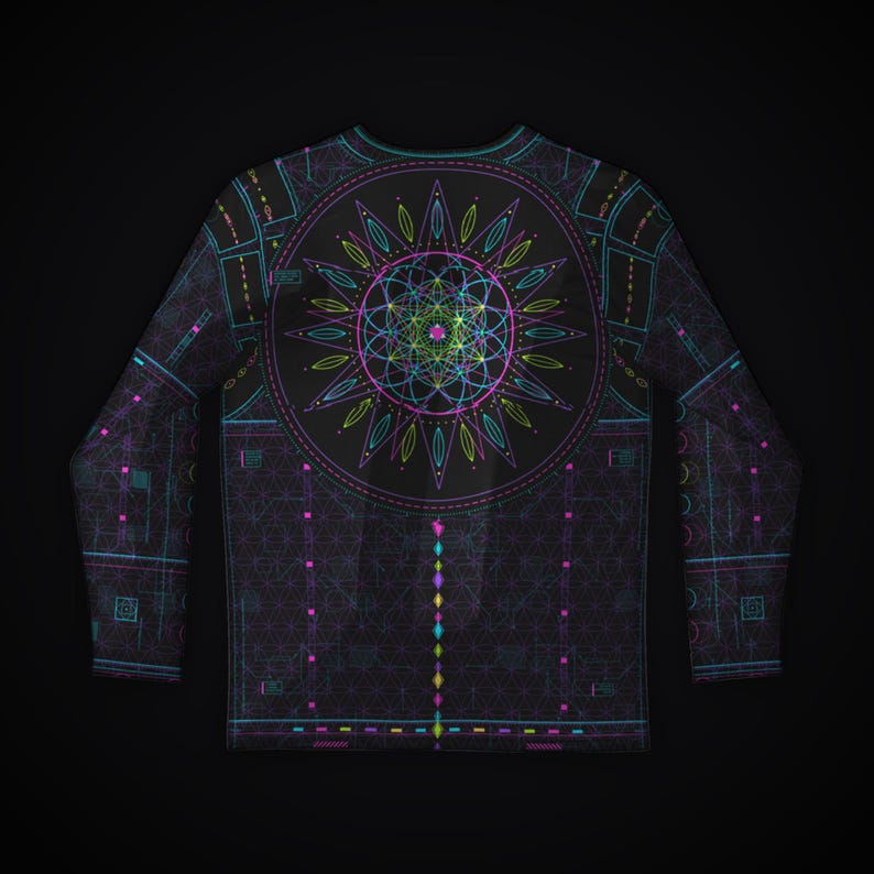 Op de afbeelding: Een zwart shirt met lange mouwen en een groot, centraal cirkelvormig mandala-ontwerp in neonroze, blauw en groen. De stof is bedekt met een fijn, donker rasterpatroon met extra geometrische lijnen en kleine, kleurrijke accenten.