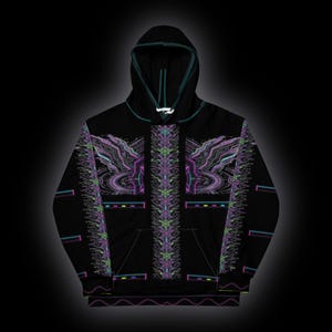 Puede incluir: Una sudadera con capucha negra que presenta un panel central vertical y paneles laterales decorados con intrincados patrones geométricos en morado, verde y azul. La capucha incluye un fino ribete azul turquesa y el diseño incorpora pequeños acentos rectangulares.