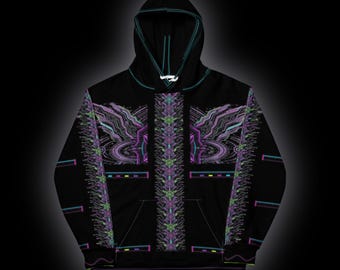 Op de afbeelding: Een zwarte hoodie met een centraal verticaal paneel en zijpanelen versierd met ingewikkelde paarse, groene en blauwe geometrische patronen. De capuchon heeft een dunne blauwgroene bies en het ontwerp bevat kleine rechthoekige accenten.