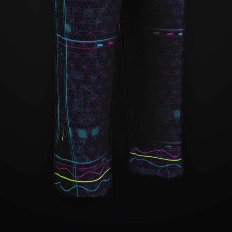 K&ouml;nnte beinhalten: Schwarze Hose mit einem sich wiederholenden violetten geometrischen Blume-des-Lebens-Muster. Das Design umfasst vertikale cyanfarbene Linien, horizontale neongelbe Wellenlinien sowie kleine rechteckige Akzente in Pink und Cyan.