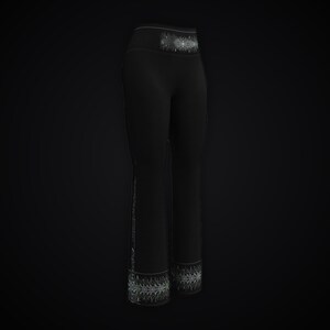 Pu&ograve; includere: Leggings neri a vita alta con un'ampia fascia in vita caratterizzata da un motivo grafico argentato, intricato e simmetrico. Lo stesso motivo argentato dettagliato &egrave; ripetuto come una fascia orizzontale attorno all'orlo di ogni gamba.