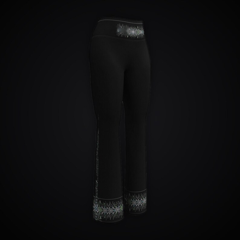 Pu&ograve; includere: Leggings neri a vita alta con un'ampia fascia in vita caratterizzata da un motivo grafico argentato, intricato e simmetrico. Lo stesso motivo argentato dettagliato &egrave; ripetuto come una fascia orizzontale attorno all'orlo di ogni gamba.