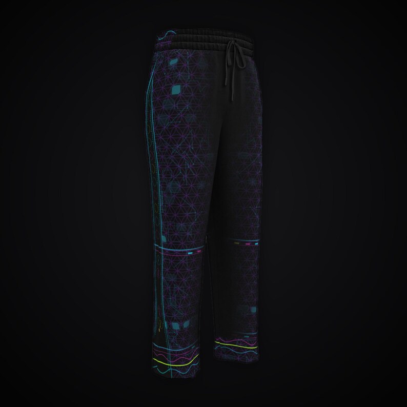 K&ouml;nnte beinhalten: Schwarze Jogginghose mit elastischem Bund und Kordelzug. Der Stoff zeigt ein geometrisches Gittermuster in Dunkelviolett und Blaugr&uuml;n mit d&uuml;nnen, leuchtenden cyanfarbenen und gelben Linien, die vertikal und horizontal &uuml;ber die Beine verlaufen.
