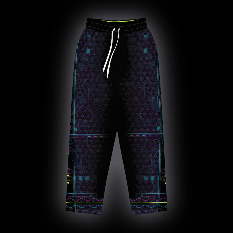 K&ouml;nnte beinhalten: Schwarze Jogginghose mit geometrischem violettem Gittermuster, neonblauen und gelben Linienakzenten sowie einem wei&szlig;en Kordelzug am elastischen Bund. Das Design umfasst horizontale Wellenlinien und rechteckige Details.