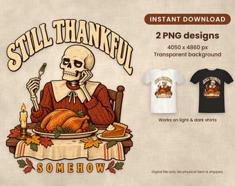 Könnte beinhalten: Ein digitales Grafikdesign mit einem Skelett in einem roten Pullover, das an einem Tisch mit einem gebratenen Truthahn, einem Stück Kuchen und einer Kerze sitzt. Der Text lautet STILL THANKFUL SOMEHOW. Enthält zwei PNG-Designs für helle und dunkle Shirts.